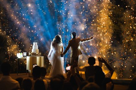 Corte do bolo no casamento na Quinta dos Amores