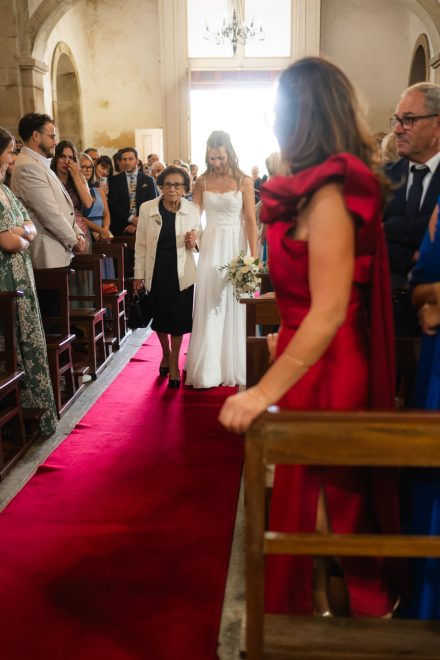 Rita à entrada da Igreja de Sanfins, em Santa Maria da Feira